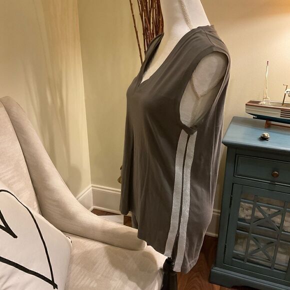 J.Crew 100% cotton top 🤍 - Picture 2 of 6